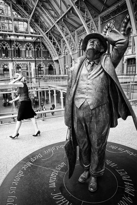 Mime at St. Pancras